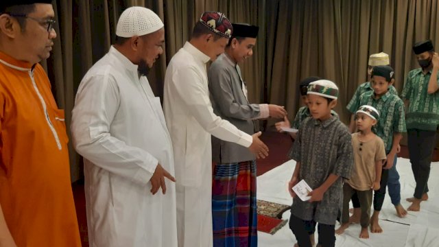 Ketua DPRD Makassar, Rudianto Lallo saat melakukan sahur bersama dengan anak panti asuhan Al Muhaimin di Hotel Ramedo, Jalan Andi Djemma, Makassar, Selasa (19/4/2022). (Foto: Istimewa)