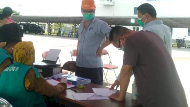 Kegiatan vaksinasi Pemkab Jeneponto yang menyasar para Tenaga Kerja Asing (TKA) di PLTU Jeneponto, Selasa (19/4/2022). (Foto: Istimewa)