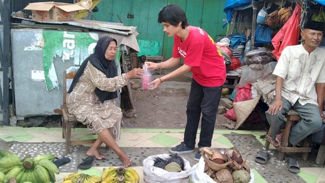 Anggota The Macz Man Zona Sinjai berbagi paket takjil buka puasa ke sejumlah pedagang di Kawasan Pasar Sentral Sinjai, Rabu (20/4/2022) sore. (Foto: Istimewa)