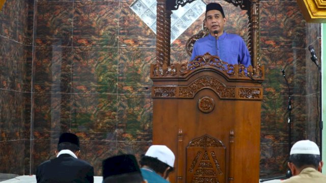 Ketua DPRD Makassar, Rudianto Lallo saat menggelar safari Ramadan di Kelurahan Lakkang, Kecamatan Tallo, Makassar, Rabu (20/4/2022). (Foto: Istimewa)