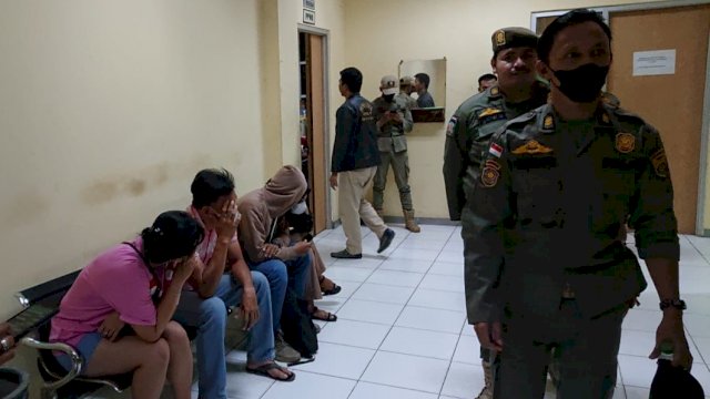 Sejumlah pasangan bukan suami istri yang diamankan di Kantor Satpol PP Samarinda, Rabu (20/4/2022) malam. (Foto: Istimewa)