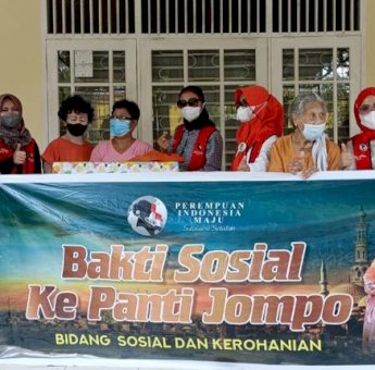 Bagi Takjil dan Bakti Sosial, Cara Perempuan Indonesia Maju Sulsel Warnai Ramadan 1443 H
