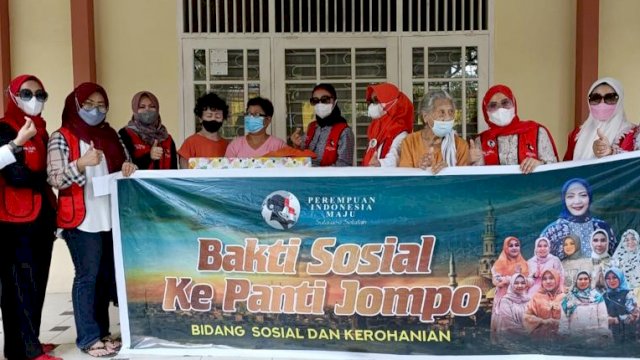 Pengurus PIM Provinsi Sulawesi Selatan saat berkunjung ke sebuah panti jompo sebagai bagian dari kegiatan Amaliah Ramadan 1443 H belum lama ini. (Foto: Istimewa)