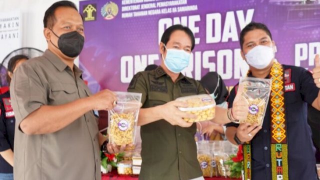 Kepala Rutan Samarinda Alanta Imanuel Ketaren saat mengenalkan produk buatan napi rutan. (Ist)