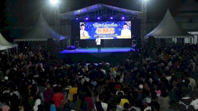 Ribuan warga memadati malam Grand Final Festival Ramadan Rusdi Masse (RMS) Partai NasDem di pelataran Rumah Aspirasi RMS, Corowali, Pinrang, Sabtu (23/4/2022). (Foto: Istimewa)