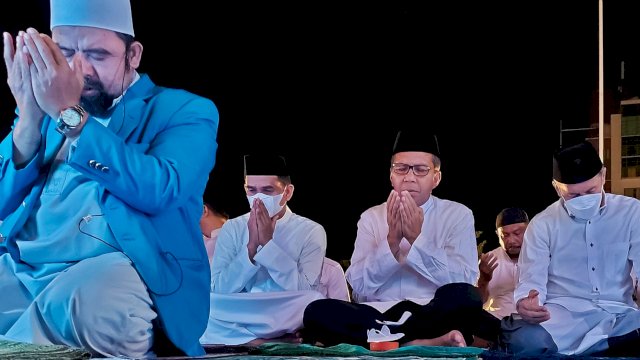 Suasana Gerakan Makassar Salat Subuh Berjamaah yang digelar di Anjungan Pantai Losari, Makassar, Minggu (24/4/2022). (Foto: Istimewa)