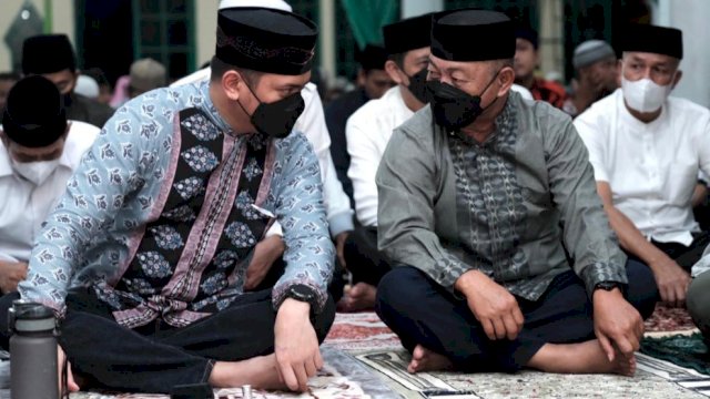 Bupati Gowa, Adnan Purichta Ichsan didampingi Wabup Gowa, Abd Rauf Malaganni saat melaksanakan tarawih keliling hari terakhir di Kelurahan Lanna, Kecamatan Parangloe, Minggu (24/4/2022). (Foto: Istimewa)