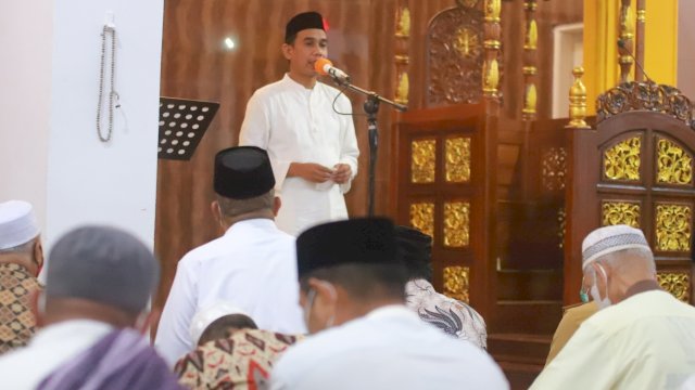 Ketua DPRD Makassar, Rudianto Lallo saat menggelar safari Ramadan di Masjid Al Hijrah, Kompleks Taman Sudiang Indah, Kecamatan Biringkanaya, Makassar, Senin (25/4/2022) malam. (Foto: Istimewa)