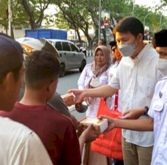 Komitmen Berbagi, Pengurus DPC dan Anggota Fraksi Gerindra Makassar Bagikan Ribuan Takjil Gratis