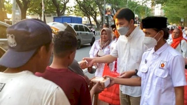 Ketua DPC Gerindra Kota Makassar, Eric Horas turun langsung membagikan takjil gratis ke pengguna jalan yang melintas, Selasa (26/4/2022). (Foto: Istimewa)