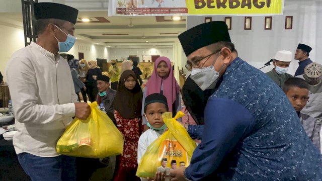 Anggota DPR RI, Muhammad Fauzi saat menyerahkan paket sembako kepada warga di Luwu Utara belum lama ini. (Foto: Istimewa)