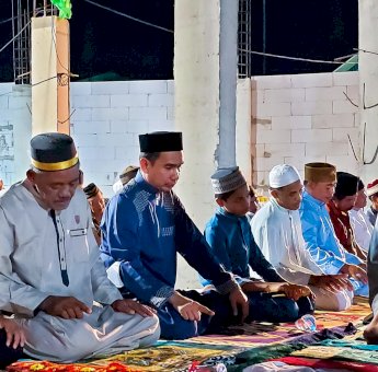 Tarawih Bareng, Rudianto Lallo Terharu Dengar Perjuangan Swadaya Warga Cambaya Bangun Masjid Terapung