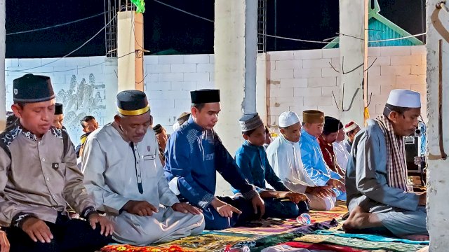 Ketua DPRD Makassar, Rudianto Lallo saat melakukan salat tarawih perdana bersama warga di Masjid Terapung Cambaya, Kecamatan Ujung Tanah, Makassar, Rabu (27/4/2022). (Foto: Istimewa)