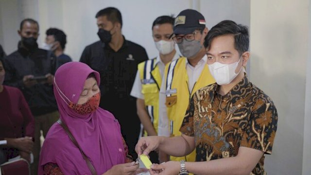 Wali Kota Solo Gibran Rakabuming Raka menyerahkan kunci Rusun kepada Masyarakat  berpenghasilan rendah, Kamis (28/04/2022). (Istimewa)