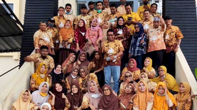 FOTO BERSAMA. Sarianto bersama para pegawai PPK & UKM Kabupaten Soppeng, Kamis (28/04/2022). (Ist)