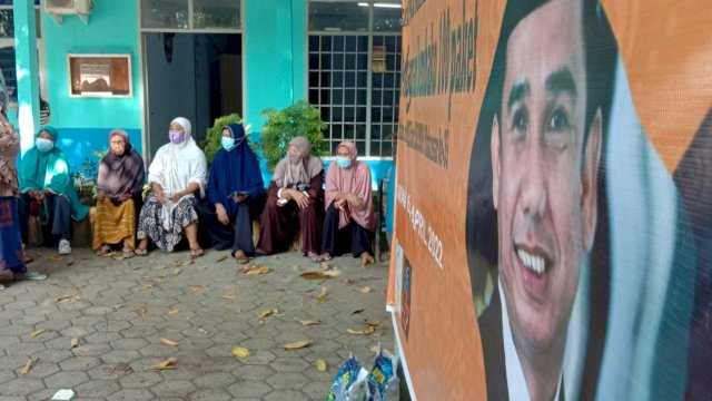 Sejumlah warga mengantre untuk mendapatkan pembagian sembako dari pengurus IKA SMA Negeri 6 Makassar belum lama ini. (Foto: Istimewa)