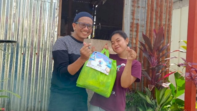 Ketua DPD Partai Gelora Makassar, EZ Muttaqien Yunus turun langsung membagikan paket lebaran kepada warga Kota Makassar, Sabtu (30/4/2022). (Foto: Istimewa)