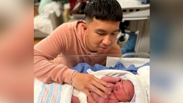 Suami Nikita Willy, Indra Priawan bersama anak bayinua yang baru saja lahir di salah satu RS di Los Angeles, Amerika Serikat.