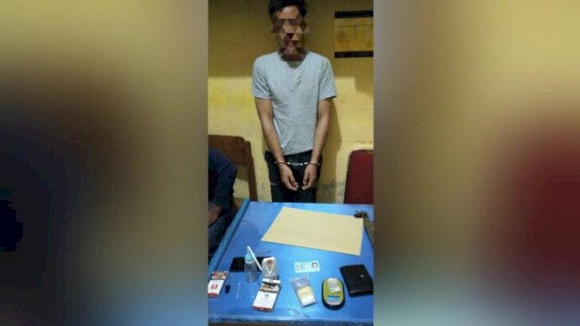 US bersama barang bukti saat diamankan oleh Sat Resnarkoba Polres Muna. (Foto: Rustam/ Republiknews.co.id)