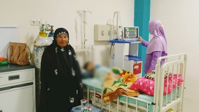 Bocah IL didampingi nenek dan tantenya saat menjalani perawatan di RSUD Labuang Baji Makassar. (Istimewa)
