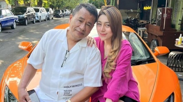 Salah satu foto postingan di akun Instagram @hotmanparisofficial, Hotman Paris diketahui sering berswafoto bersama wanita dan diubggahnya di akun Instagram. (Istimewa)