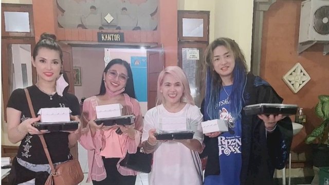 Miyabi dan teman-temannya saat bersedekah di Panti Asuhan Pulau Bali, Senin (04/04/2022). (Foto: Instagram @maria.ozawa0108)