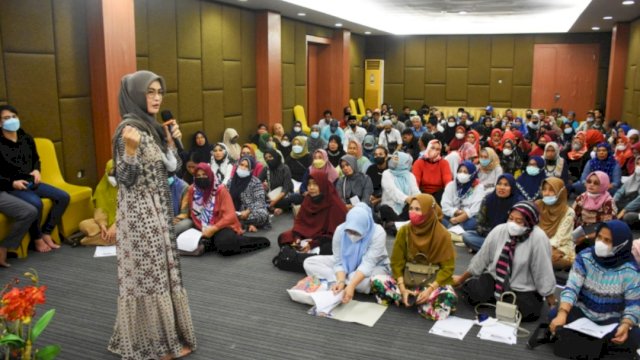 Anggota DPRD Sulsel Andi Rachmatika Dewi atau yang akrab disapa Cicu, memberikan sambutan saat menggelar sosialisasi nilai-nilai kebangsaan bertajuk keagamaan, di Hotel Aswin, Jalan Latimojong, Sabtu (23/04/2022). (Istimewa)