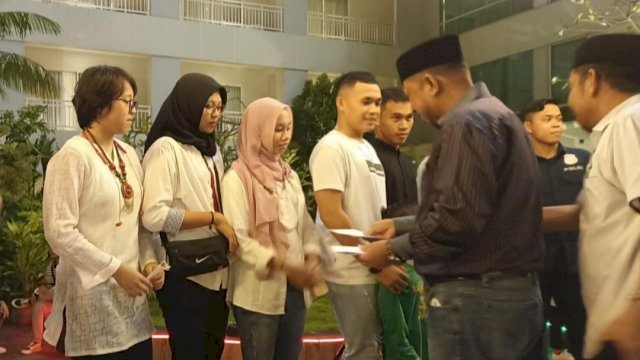 Kepala Dinas Pemuda dan Olahraga Gowa, Fajaruddin, saat memberikan bonus kepada para atlet peraih medali. (Chaerani)