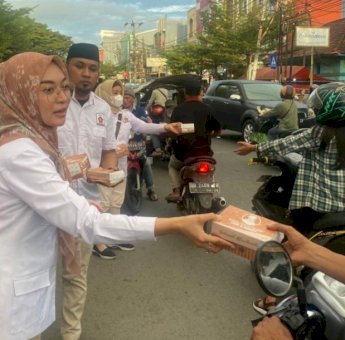 Legislator DPRD Makassar Budi Hastuti Bagikan Ratusan Paket Takjil ke Pengguna Jalan