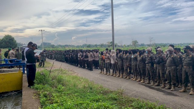Ratusan Petugas Gabungan dari TNI, Polri, Kejaksaan, Sat Pol-PP, bersiaga saat penertiban Aset milik Pemprov Sulsel di Kabupaten Bulukumba, Kamis (31/03/2022). (Istimewa)