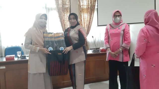 Penyerahan Cendrama oleh Ketua TP-PKK Kabupaten Buteng Hj. Jusniar, A.Md.Keb. (kanan) kepada Ketua TP-PKK Provinsi NTB Hj. Niken Saptarini Widyawati Zulkieflimansyah(kiri) di Kantor TP-PKK Provinsi NTB, Selasa (29/03/2022).