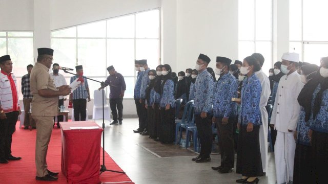 Bupati Buteng H. Samahuddin, SE saat memimpin pengambilan Sumpah/ Janji PNS Buteng di Gedung Kesenian Mawasangka, Kamis (31/03/2022).
