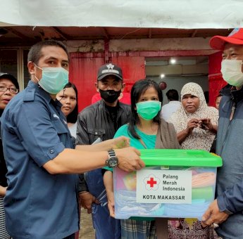 Kunjungi Korban Kebakaran di Bara-Baraya, Ketua PMI Makassar Serahkan Bantuan