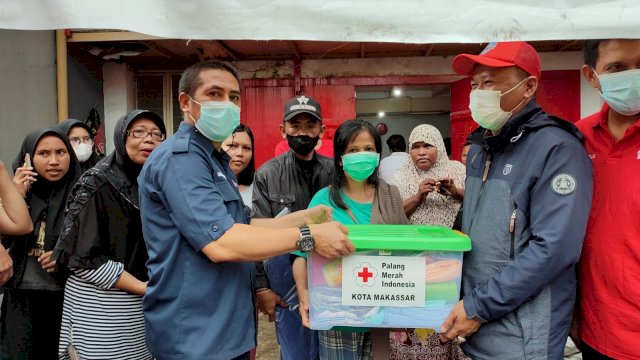 Ketua PMI Kota Makassar Syamsu Rizal (Deng Ical) memberikan bantuan untuk korban kebakaran di Bara-baraya, Jumat (01/04/2022). (Istimewa)