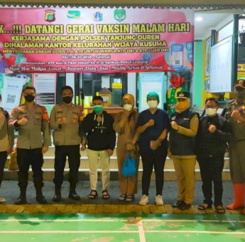 Warga Petamburan JakBar Antusias Datangi Vaksinasi Malam Hari