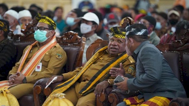 Ketua Kerukunan Keluarga Sulawesi Tenggara (KKST) Kabupaten Mimika Herman Gafur, berbincang dengan Bupati Eltinus Omaleng, saat Musyawara Luar Biasa KKST Mimika beberapa waktu lalu. (Istimewa)