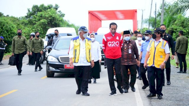 Presiden Jokowi Tinjau Proyek Peningkatan Kualitas Jalan Kota Jambi ke Muara Sabak