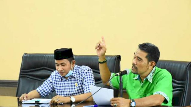 Anggota DPRD Kabupaten Sinjai, Kamrianto (peci hitam) dan Andi Zainal Iskandar (baju Hijau).
