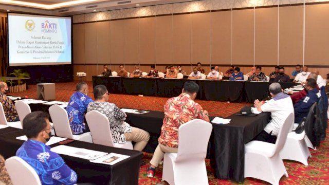 Kepala Diskominfo-SP Sulsel Amson Padolo, saat menghadiri Rapat Kunjungan Kerja Panja Penyediaan Akses Internet Komisi I DPR RI bersama BAKTI Kementerian Kominfo, di Balla Lompoa II Ballroom Hotel Harper Perintis Makassar, Kamis (07/04/2022). (Istimewa)
