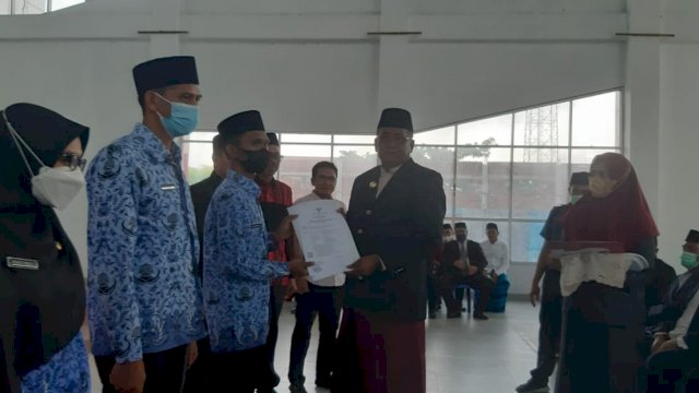 Penyerahan SK 80% sebanyak 60 CPNS Kabupaten Buteng oleh Bubati Buteng H. Samahuddin, SE, Kamis (07/04/2022).