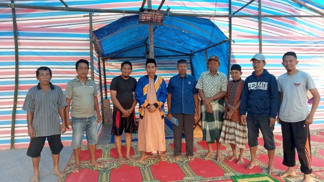 Ketua DPD Nasdem Kabupaten Takalar Achmad Daeng Se&rsquo;re, saat mengunjungi Masjid yang berdinding dan beratapkan Tarpal di Dusun Dengilau, Desa Sawakong Kecamatan Galesong Selatan, Sabtu (09/04/2022). (Foto: Wawan Setiawan)