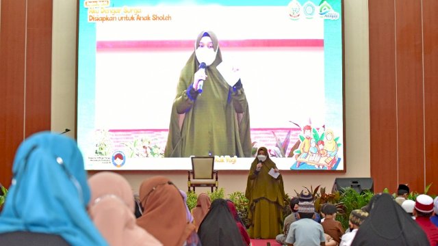 Ketua PKK Sulsel Naoemi Octarina, memberikan sambutan saat Kajian Anak dengan tema “Aku Dengar Surga Disiapkan untuk Anak Sholeh” yang dilaksanakan secara Hybrid, di Baruga Karaeng Pattingalloang, Rumah Jabatan Gubernur Sulsel, Sabtu (09/04/2022). (Istimewa)