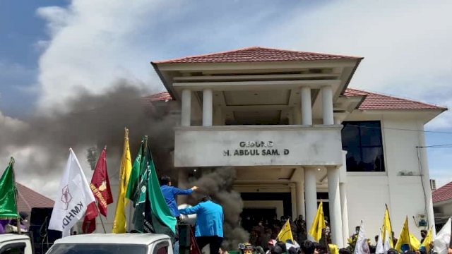 Cipayung Kabupaten Konawe saat menggelar aksi unjuk rasa di kantor DPRD Kabupaten Konawe, Senin (11/04/2022).