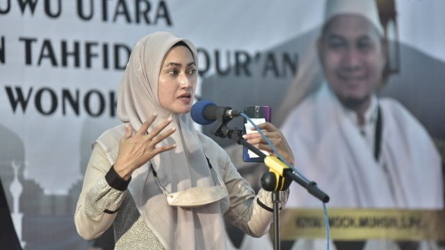 Bupati Luwu Utara, Indah Putri Indriani, saat menghadiri wisuda tahfidz di Pondok Pesantren Tahfidzul Qur'an Nurul Hidayah, Desa Wonokerto Kecamatan Sukamaju Selatan. Jumat (15/04/2022)