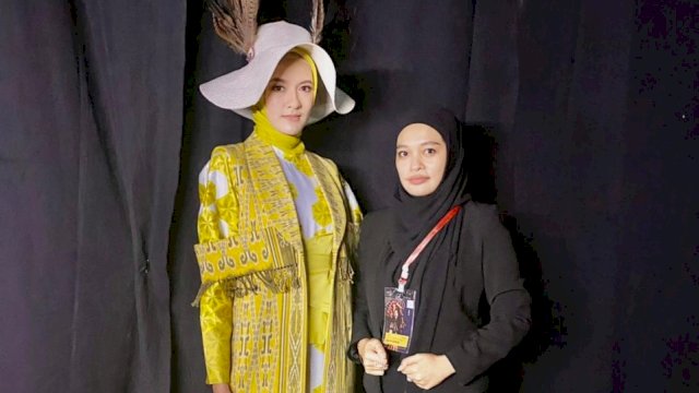 Ketua Asosiasi Perancang dan Pengusaha Mode Indonesia (APPMI) Provinsi Sulawesi Tenggara Sitti Nur Aida Aho (Baju Hitam), Bersama Model yang menggunakan pakaian hasil karyanya di ajang Indonesia Fashion Week (IFW) di Jakarta Convention Center (JCC). (Istimewa)