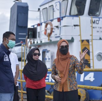 Tinjau Aktifitas Kapal Di Pelabuhan Munte, Indah : Kita Jaga Kepentingan Investor dan Masyarakat