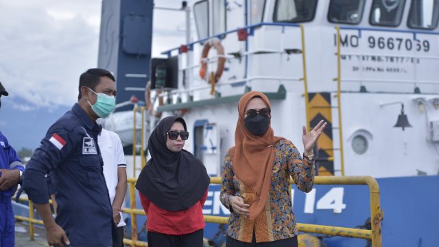 Bupati Luwu Utara, Indah Putri Indriani saat meninjau Kapal Tongkang Tanker milik PT Serasi Shipping Indonesia yang bersandar di Pelabuan Munte. Minggu (17/4/2022)