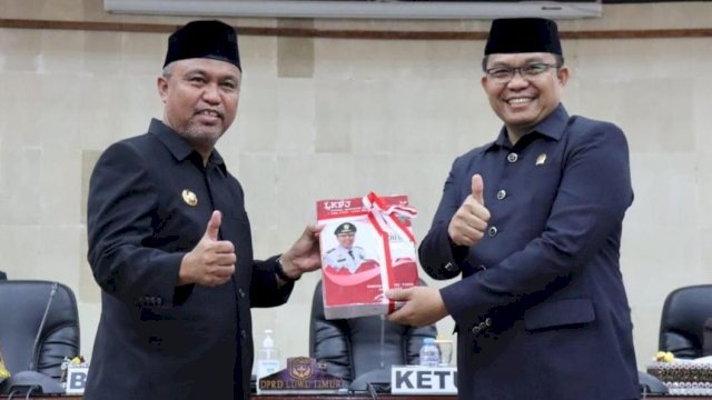 Bupati Luwu Timur, Budiman saat menyerahkan LKPJ 2021 kepada Ketua DPRD Luwu Timur, Aripin. Selasa (29/03/2022).