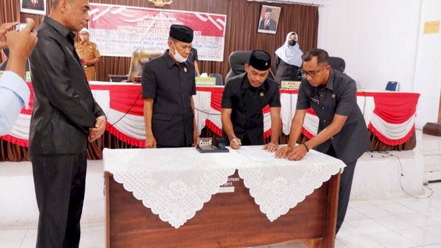 Ketua DPRD Buteng Bobi Ertanto saat menandatangani hasil Rapat Paripurna Pengumuman Akhir Masa Jabatan Bupati Buteng.