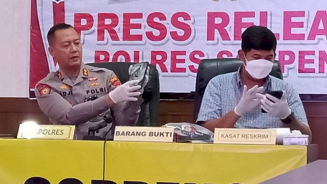 Press release dipimpin oleh Kapolres Soppeng AKBP Santiaji Kartasasmita di Aula Polres Soppeng (Selasa 19/04/2022), 
